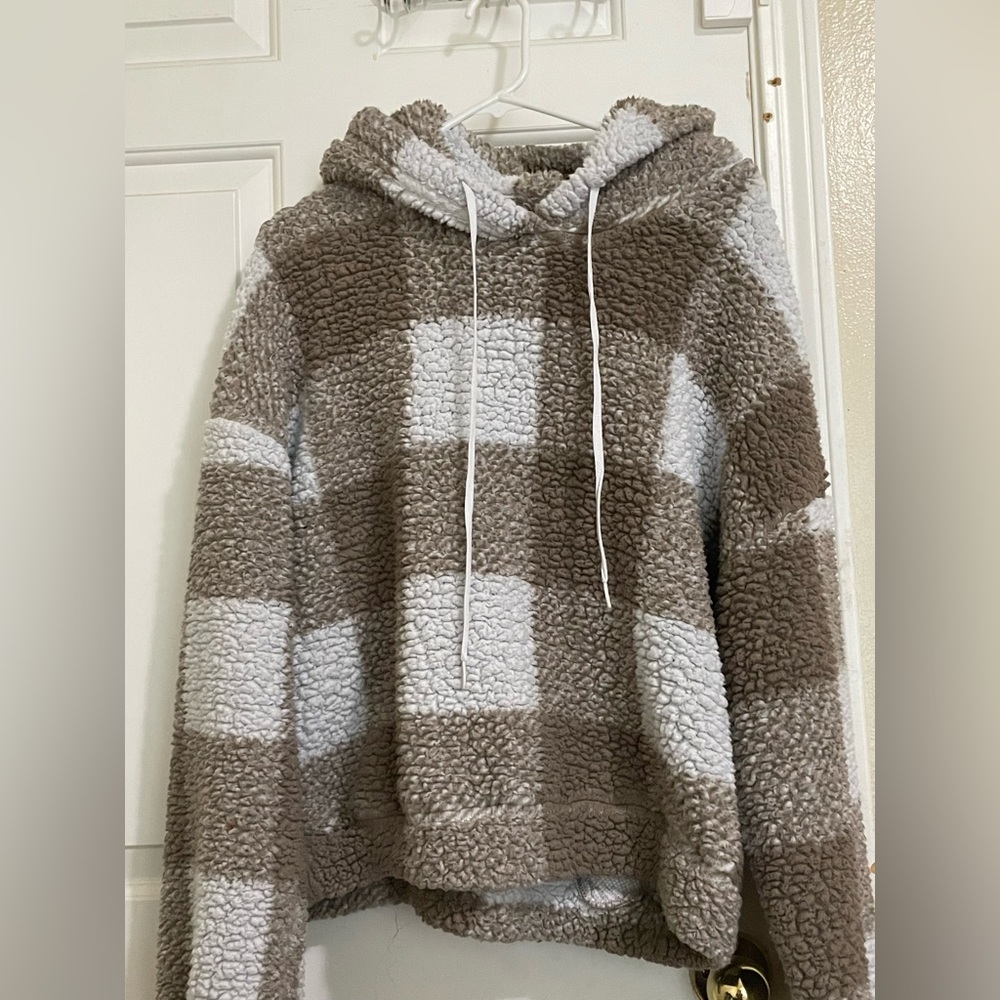 Size in L color is tan and white , soft furry hoodie , clean and new ;)